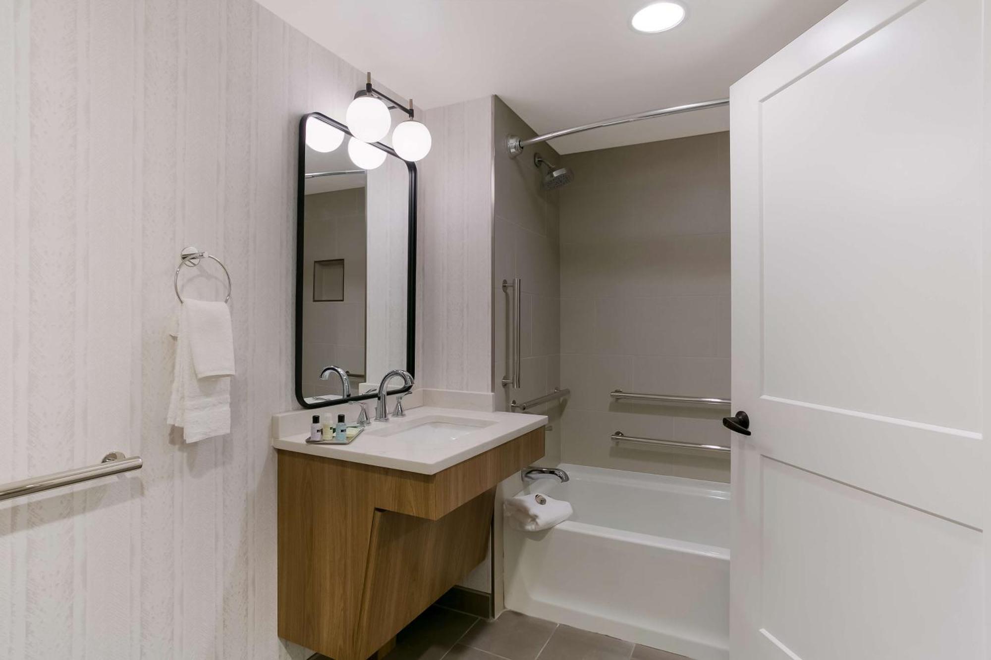 Best Western Premier The Central Hotel & Conference Center Χάρισμπουργκ Εξωτερικό φωτογραφία